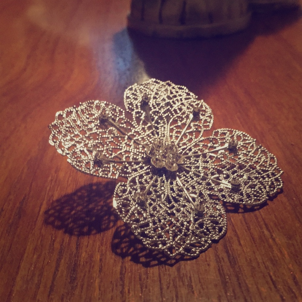 Shiny and sliver flower for your hair